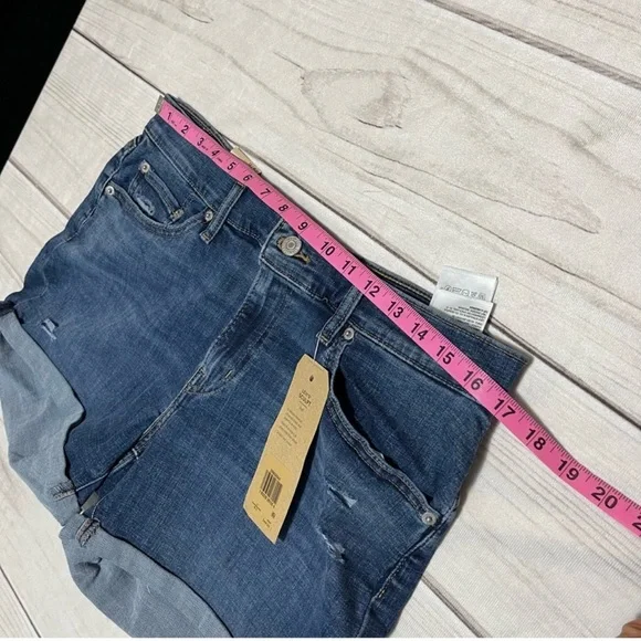 Levis Women's Mid Length Shorts size 31 - Picture 8 of 10